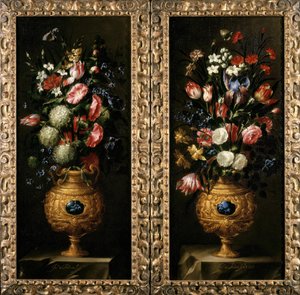 Par de naturalezas muertas de flores en jarrones dorados decorativos con cartuchos de lapislázuli